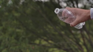 Şişeden akan suyun süper yavaş akışı. 240 fps 'de çekilmiştir..