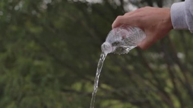 Şişeden akan suyun süper yavaş akışı. 240 fps 'de çekilmiştir..