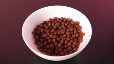 Çikolata tanelerinin üzerine süt dökülüyor. Çikolata toplarının üzerine damla damla süt dökülüyor. Sağlıklı kahvaltı konsepti