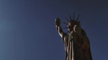 Güneşli bir günde Özgürlük Anıtı.