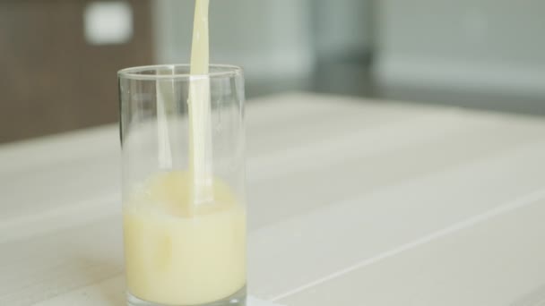 Крупный план в замедленном движении сока, льющегося из прозрачного стакана. Свежевыжатый сок. Сок на завтрак. — стоковое видео