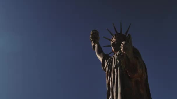 Άγαλμα της Ελευθερίας κοντά σε μια ηλιόλουστη μέρα. — Αρχείο Βίντεο