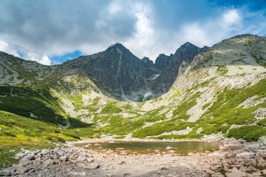 Skalnatif Pleso Gölü ve Lomnicky Zirvesi ile birlikte High Tatras 'ta bir manzara. Slovakya Ulusal Parkı 'ndan yaz manzarası