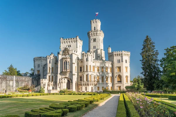 Schönes Renaissanceschloss Hluboka in der Tschechischen Republik befindet sich in Südböhmen. Sommerwetter mit blauem Himmel und Rosengärten lizenzfreie Stockfotos