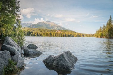 Ulusal Park Lisesi Tatras 'taki Dağ Gölü. Strbske Pleso, Slovakya, Avrupa. Lakeside 'da yaz akşamları.