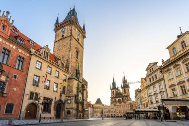 PRAGUE, CZECH REPUBLIC, APRIL 2020 - Prag Eski Şehir Meydanı Çek Cumhuriyeti, Astronomik Saat Kulesi 'nde gündoğumu şehir silueti kimse kapalı olduğu için boş değil