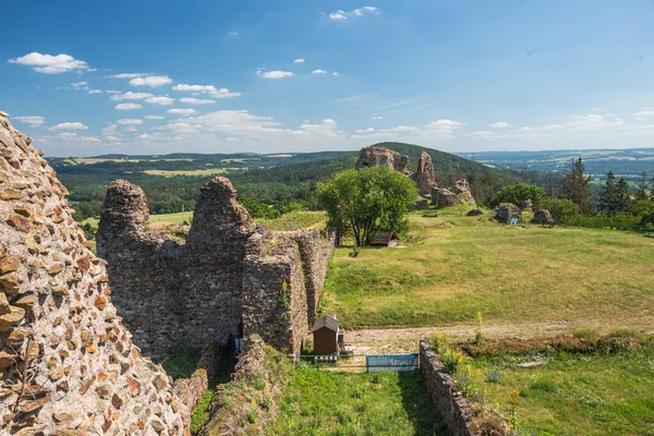 Ruinas del castillo medieval gótico Lichnice, montañas de hierro, región de Pardubice, República Checa. Ruinas del castillo. —  Fotos de Stock