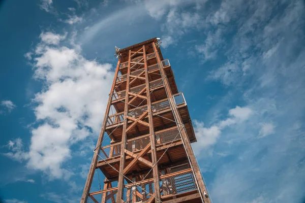 Torre di avvistamento sul ponte di osservazione chiamata Milada vicino alla diga di Orlik alla luce della sera, Pribram, Repubblica Ceca — Foto Stock