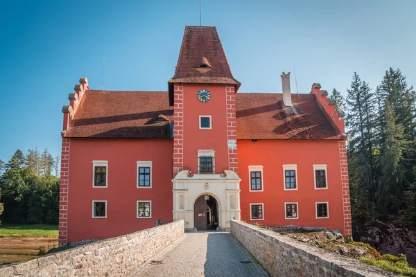 Castelo de água vermelha Cervena Lhota no sul da Boêmia, República Tcheca.Tempo de verão sem nuvens. Castelo sem água devido a falha da barragem em 2019. — Fotografia de Stock