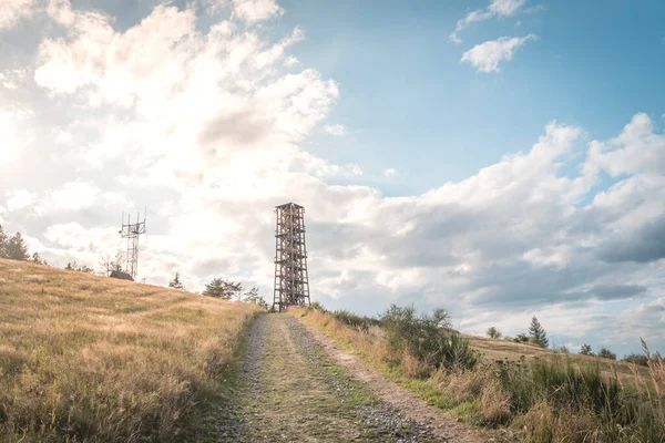 Akşam vakti Orlik barajı yakınlarında Milada adlı gözlem kulesi, Pribram, Çek Cumhuriyeti Telifsiz Stok Fotoğraflar