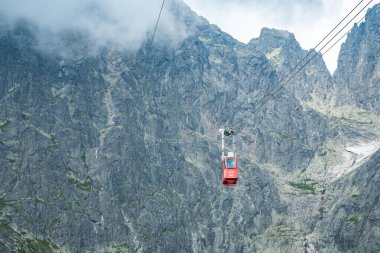 TATRANSKA LOMNICA, SLOVAKIA, AĞUSTOS 2020 - Yüksek Tatras dağlarındaki Lomnicky Stit zirvesine ulaşmak için Skalnatif 'ten gelen kırmızı kablo kabini