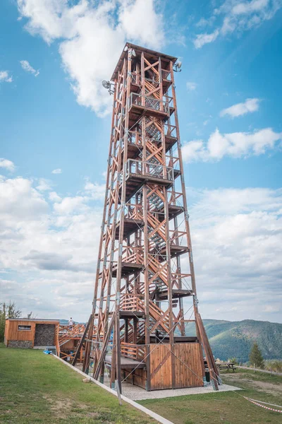 Akşam vakti Orlik barajı yakınlarında Milada adlı gözlem kulesi, Pribram, Çek Cumhuriyeti