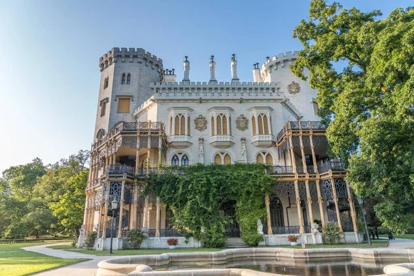 Çek Cumhuriyeti 'ndeki güzel Rönesans Şatosu Hluboka Güney Bohemya' da yer almaktadır. Mavi gökyüzü ve gül bahçeleriyle yaz havası. UNESCO Mirası.