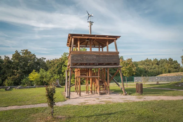 Torre de observación en la ciudad de Cerhenice, cerca de Pecky, República Checa. Jardín parque infantil casa torre. —  Fotos de Stock