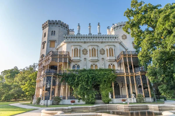 Beau château de la Renaissance Hluboka en République tchèque est situé en bohème du sud. Météo estivale avec ciel bleu et roseraies. Patrimoine UNESCO. Image En Vente