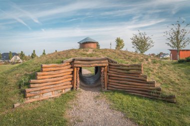 Pecky, Çek Cumhuriyeti yakınlarındaki Cerhenice kasabasında arka planda labirent, lokout kulesi olan bahçe parkı..