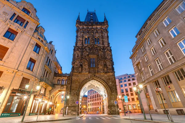 PRAHA, ČESKÁ REPUBLIKA, duben 2020 - Prašná věž v dopoledních hodinách - středověká gotická městská brána v Praze — Stock fotografie