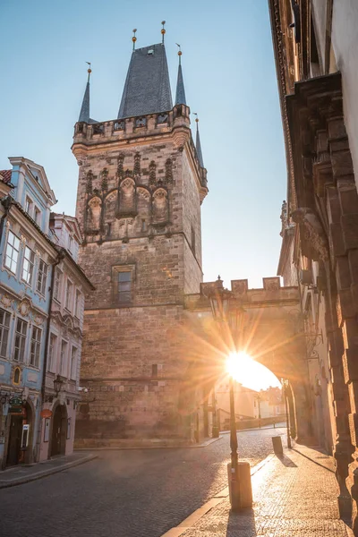 Karlsbrücke bei Sonnenaufgang, Altstädter Brückenturm, Prag UNESCO, Tschechische Republik, Europa - Altstadt Stockbild