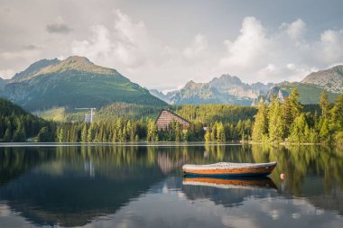 Dağ Gölü Strbske Pleso, Ulusal Park Lisesi Tatras 'ta ön planda küçük bir tekne. Slovakya, Avrupa. Lakeside 'da yaz akşamları.