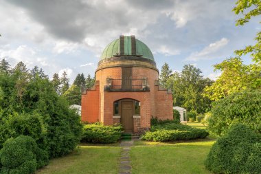 Ondrejov astronomi enstitüsü içinde eski bir tarihi rasathane binası. Derin uzay teleskop gözlemevi. Ondrejov, Çek Cumhuriyeti.