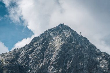 Lomnicky dik tepesi manzarası, Slovakya 'nın High Tatras şehrinde ünlü kayalık zirve. Bulutlu ve rüzgarlı bir gün.