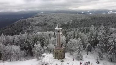 Çek Cumhuriyeti, Jizerske Hory 'deki Stepanka Gözcü Kulesi. İnsansız hava aracı görüntüsü kışın çok soğuk bir havada çekildi. Hava HD görüntüleri.