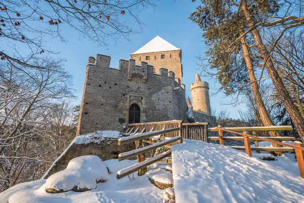 Mittelalterliche Burg Kokorin im Winter bei Sonnenaufgang. Nationalpark Kokorinsko bei Prag in der Tschechischen Republik. Mitteleuropa. lizenzfreie Stockbilder