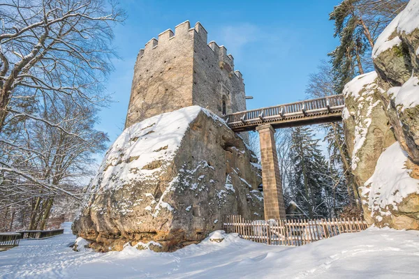 Castelo medieval Kokorin no inverno durante o nascer do sol. Parque nacional Kokorinsko nas proximidades de Praga, na República Checa. Europa Central. — Fotografia de Stock