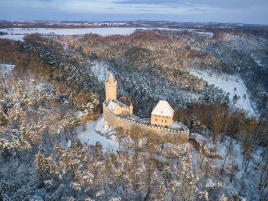 Ortaçağ kalesi Kokorin 'in güneş doğarken havadan görünüşü. Çek Cumhuriyeti 'nin Prag yakınlarındaki Kokorinsko Ulusal Parkı. Orta Avrupa.
