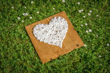 El yün kalp ahşap tahta üzerinde hazırlanmış.