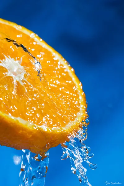 स्प्लैश के साथ अच्छा परिपक्व नारंगी . — स्टॉक फ़ोटो, इमेज