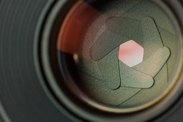 Diyafram bıçakları bir lens içinde.