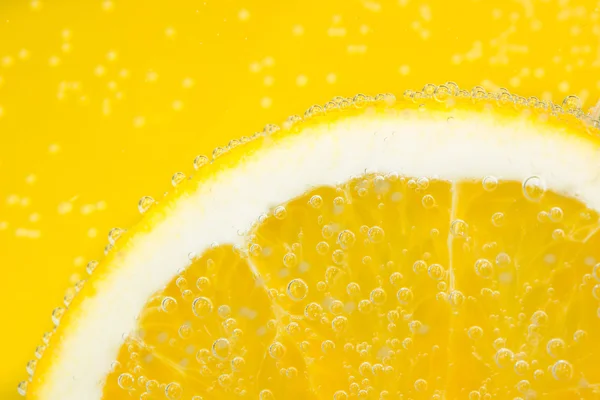Nice ripe and juicy slice of an orange covered with bubbles. — Stock Photo, Image