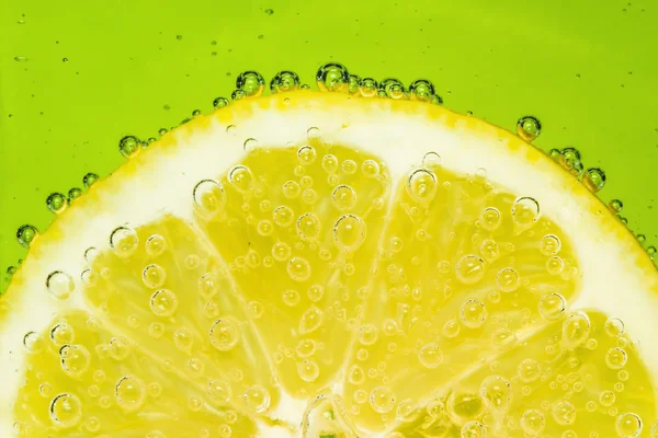 Limón fresco en agua de soda cubierta con burbujas —  Fotos de Stock