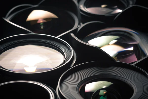 Dslr lensler, farklı boyutlarda ve yansımaları kümesi. Yan görünüm.