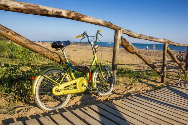 Ładne retro starodawny rowerów w pobliżu plaży, słoneczny dzień — Zdjęcie stockowe