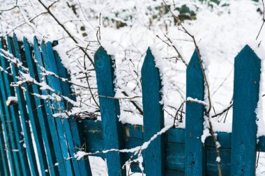 Kırsaldaki ilk kar ve buz. Kış geliyor.