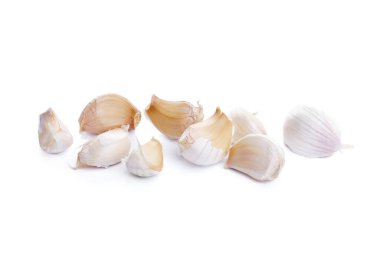 Beyaz arkaplanda sarımsak izole edilmiş.