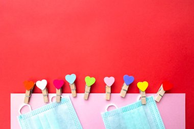 2021 Sevgililer Günün kutlu olsun. Maske ve kalp. Covid-19. Karantina