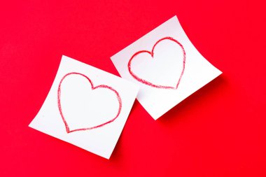 2021 Sevgililer Günün kutlu olsun. Çekilmiş kalple sevgililer günü kartları. 