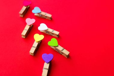 2021 Sevgililer Günün kutlu olsun. Kalpli mandallar. Kartpostal