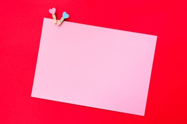 2021 Sevgililer Günün kutlu olsun. Kalpli iki mandal. Kartpostal