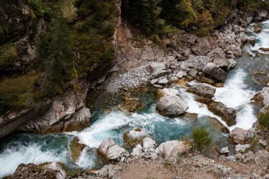 Pürüzlü dağ nehri vadiden akıyor. Güzel manzara