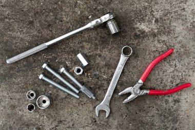 Çelik anahtarlar, kerpeten, civata ve somut arka planda anahtarlar. Ekipman. Mühendislik