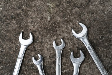 Beton arka planda anahtarlar. Ekipman. Mühendislik