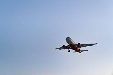 Uçak gün batımında inecek.