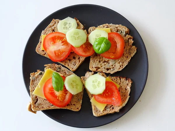 Pão Autocortado Assado Sem Glúten Com Queijo Pepino Tomate Manjericão — Fotografia de Stock