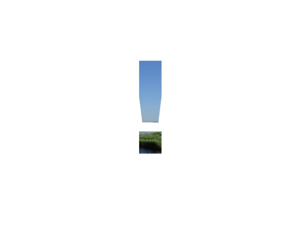 Восклицательный Знак Алфавита Пейзажем Травой Ручьем Голубым Небом — стоковое фото