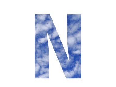 Alfabedeki N harfi mavi gökyüzü ve beyaz bulutlarla yazıldı, beyaz arkaplanda izole edildi.
