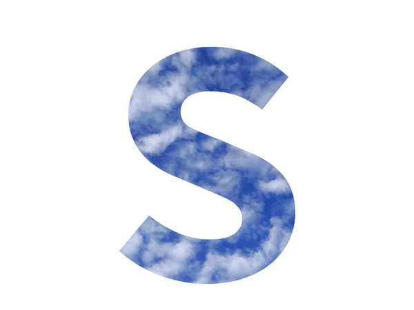 青い空と白い雲で作られたアルファベットの文字Sは 白い背景に隔離されています — ストック写真